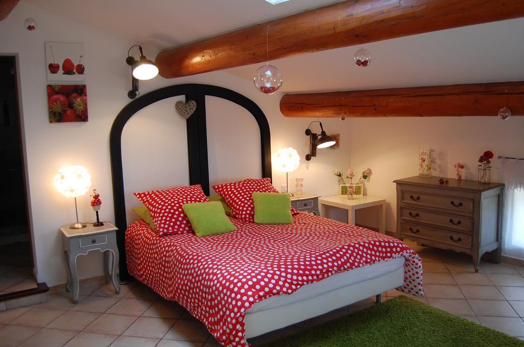 Maison D'Hotes Le Mas De Lila Вер Пон дю Гар Стая снимка