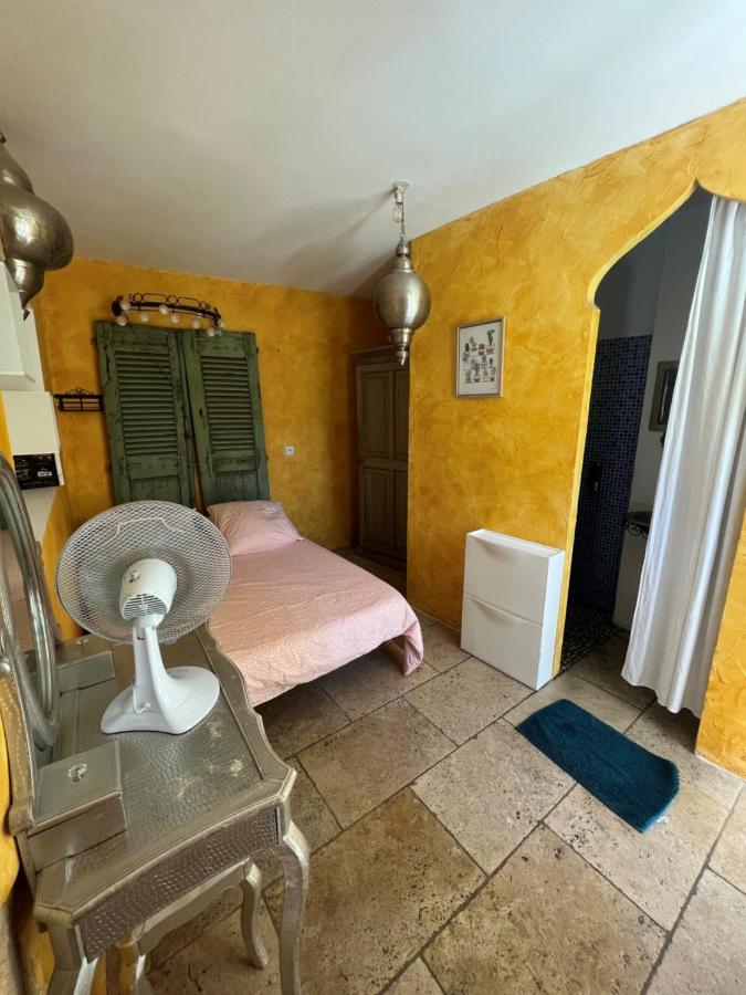 Maison D'Hotes Le Mas De Lila Вер Пон дю Гар Екстериор снимка